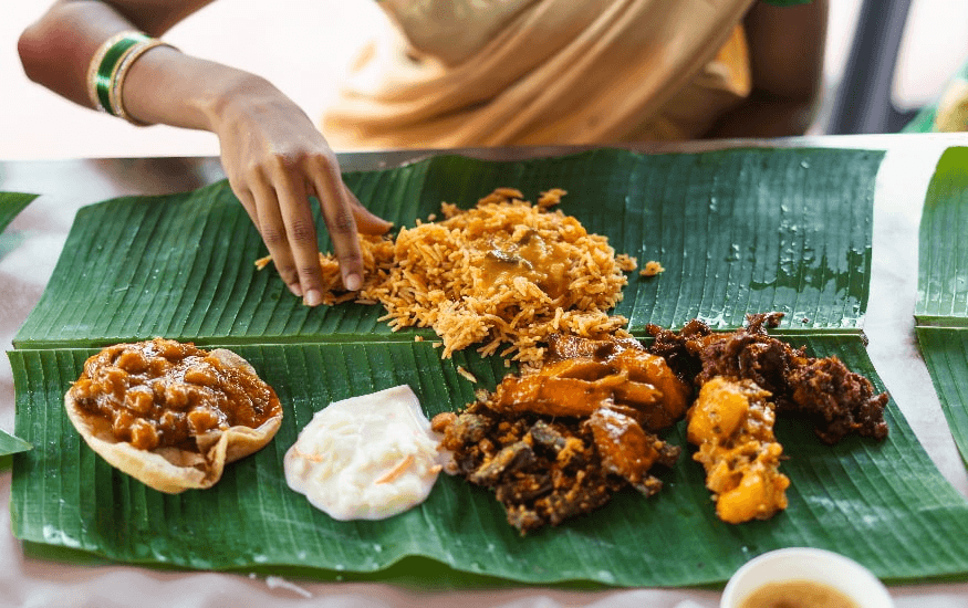 ‘Quen với việc ăn bốc bằng tay’ ta sẽ viết ‘used to eating with hands’