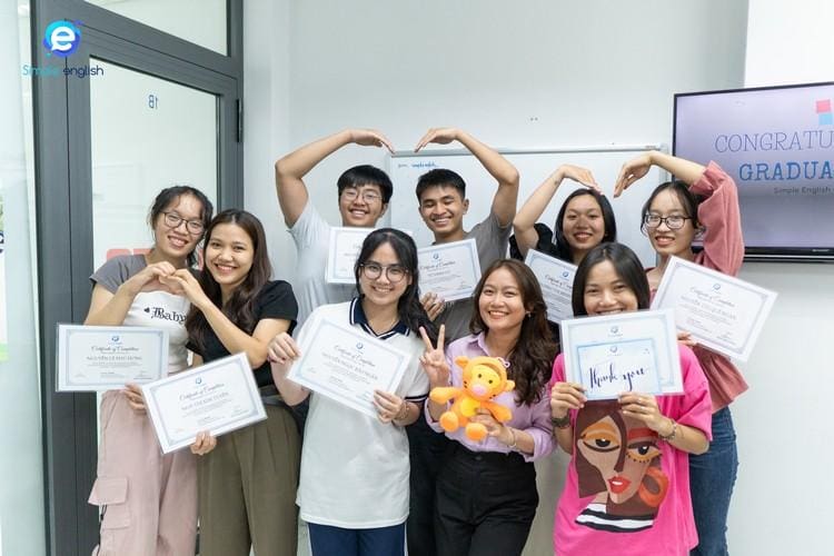 Học viên tốt nghiệp lớp giao tiếp Ms. Huệ tại Simple English