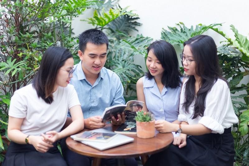 Học các từ vựng cơ bản và thường xuyên trau dồi ngữ pháp giúp bạn luyện viết hiệu quả hơn