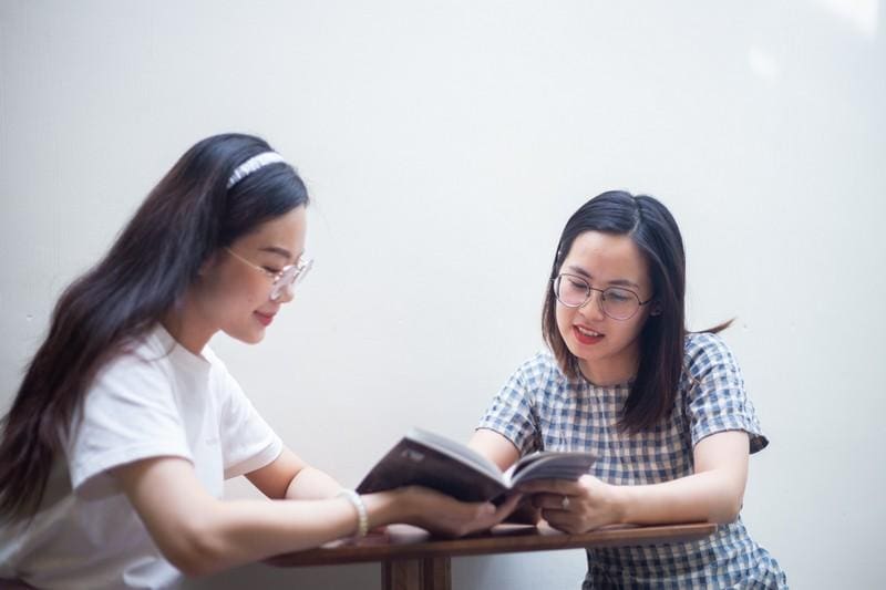 Đọc sách tiếng Anh mỗi ngày là cách để bạn quen với từ vựng và cách cấu trúc câu