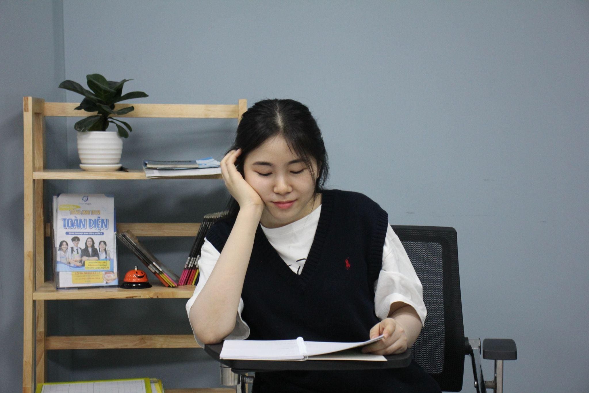 Các bạn học sinh mất gốc tiếng Anh vì phương pháp học chưa hiệu quả, không có môi trường sử dụng tiếng Anh và áp lực điểm số