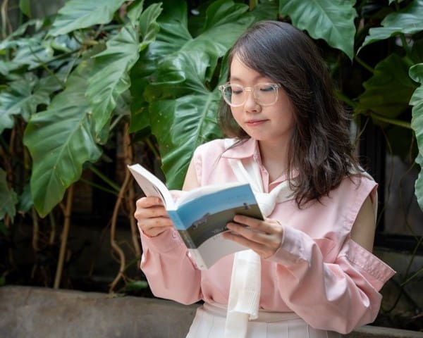 Đọc sách, truyện, tạp chí hay các nội dung bạn yêu thích bằng tiếng Anh là cách tuyệt vời để học ngữ pháp cho người mất gốc