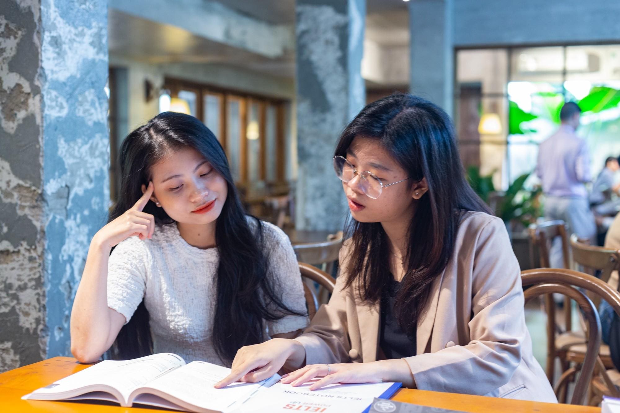 Hãy tìm bạn học hoặc tham gia câu lạc bộ tiếng Anh để tiến bộ nhanh hơn khi học tiếng Anh cho người mất căn bản