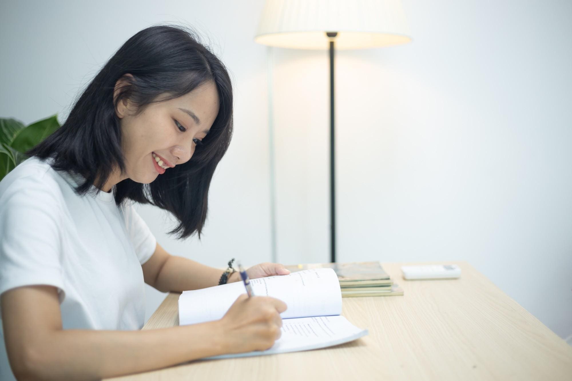 Viết là cách giúp bạn ghi nhớ từ vựng và cải thiện khả năng diễn đạt khi học tiếng Anh cho người mất căn bản