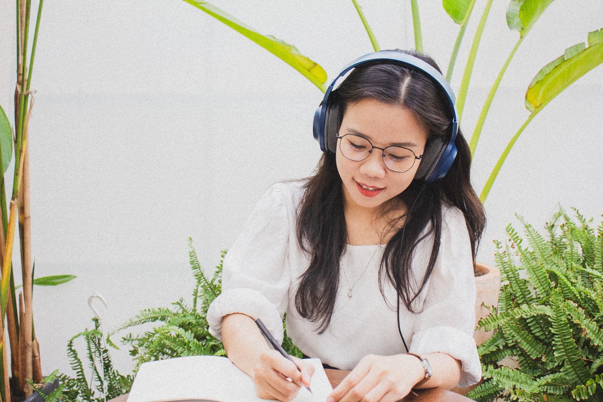 Khi học tiếng Anh cho người mất căn bản, nên bắt đầu luyện nghe với nguồn nghe dễ hiểu