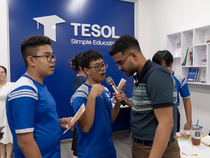 Học cùng bạn bè và người thân là cách giúp học sinh mất gốc tiếng Anh cấp 2 bắt đầu học