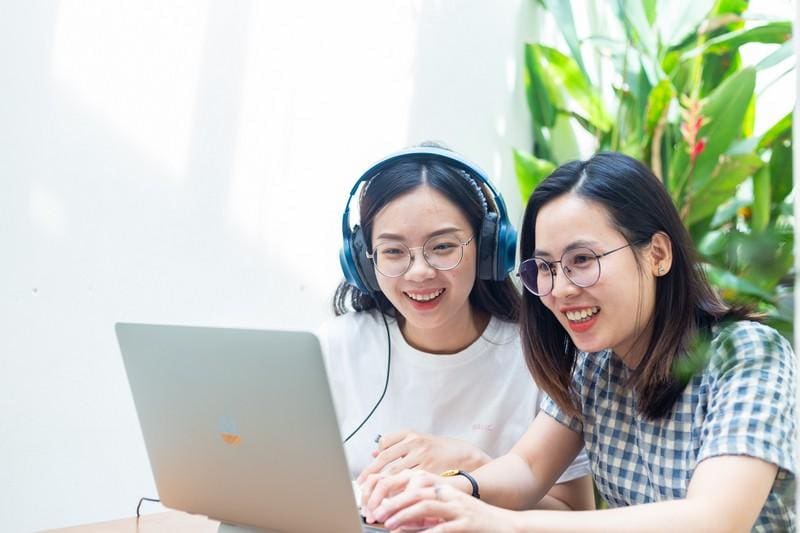 Luyện nghe với những tài liệu khiến bạn hứng thú như truyện ngắn, video hội thoại cơ bản