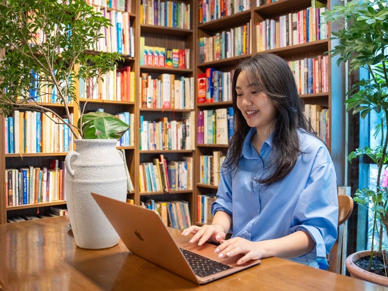 Khi mới bắt đầu học lại tiếng Anh, bạn có thể bắt đầu với những chủ đề gần gũi, thân thuộc