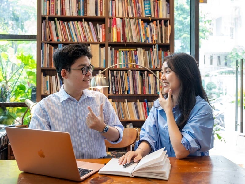 Nhầm lẫn giữa các âm tiết trong 1 từ vựng là một trong những lỗi bạn cần chú ý khi học phát âm tiếng Anh cho người mới bắt đầu