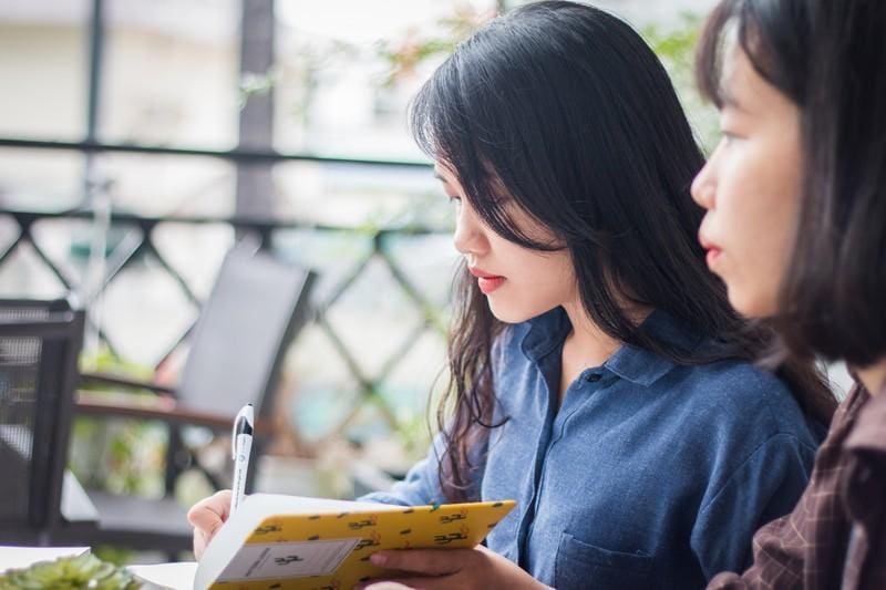 Cách học từ vựng tiếng Anh cho người mới bắt đầu là đặt câu và áp dụng vào tình huống thực tế