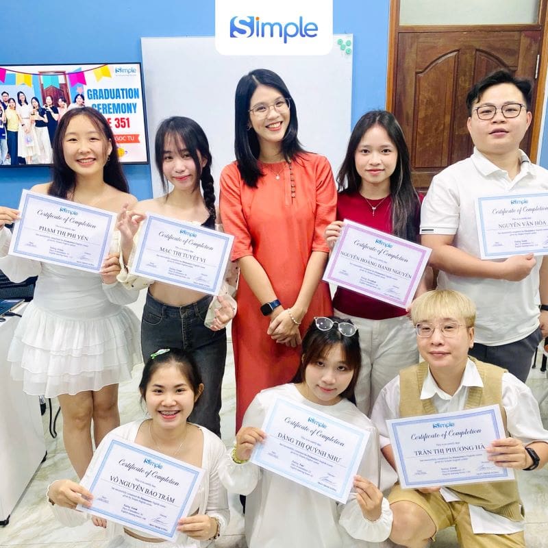 Tốt nghiệp cuối khóa học viên lớp tiếng Anh giao tiếp tại Simple English