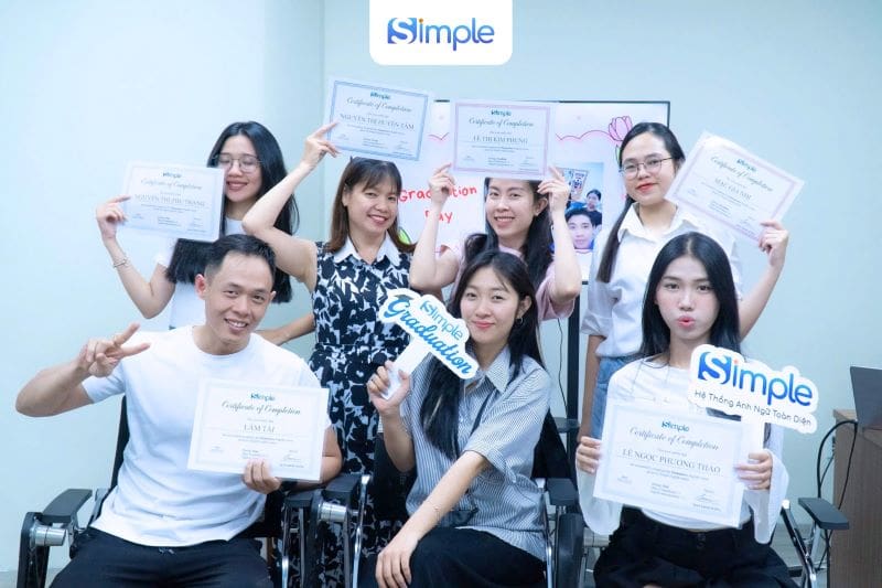 Tốt nghiệp lớp tiếng Anh giao tiếp tại hệ thống Anh ngữ Simple