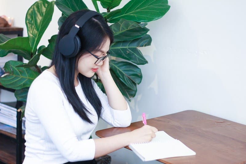 Học tiếng Anh online cũng có những ưu điểm và hạn chế nhất định